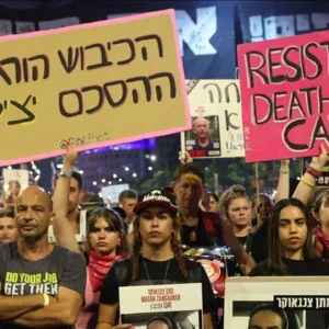 gazzede ateskes ve esir takasi isteyen israilliler televizyon kanalini basti 7LZjE5Yb