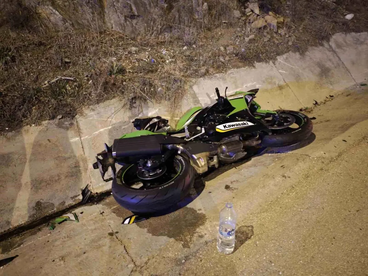 Bilecik’te Motosiklet ile Hafif Ticari Araç Çarpıştı: 1 Yaralı bilecikte motosiklet ile hafif ticari arac carpisti 1 yarali etKqrDFw