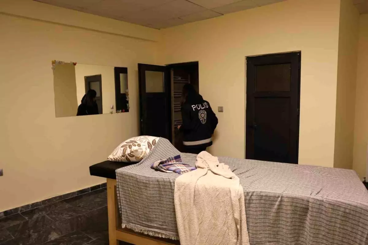 Nevşehir’de Fuhuş Operasyonu: 5 Gözaltı, 6 Kadın Kurtarıldı nevsehirde fuhus operasyonu 5 gozalti 6 kadin kurtarildi yafD6hu8.jpg