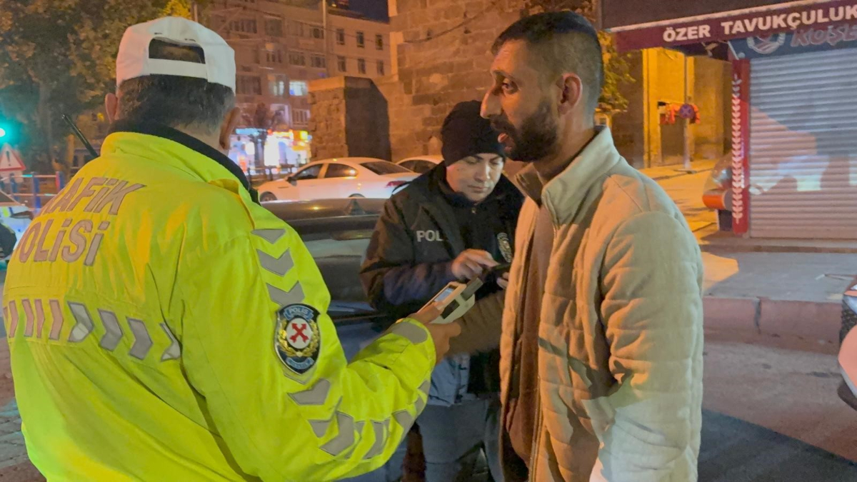 kayseride alkollu surucu kimlik isteyen polise sosyal medya hesabini acti 1b2y5EmN.jpg