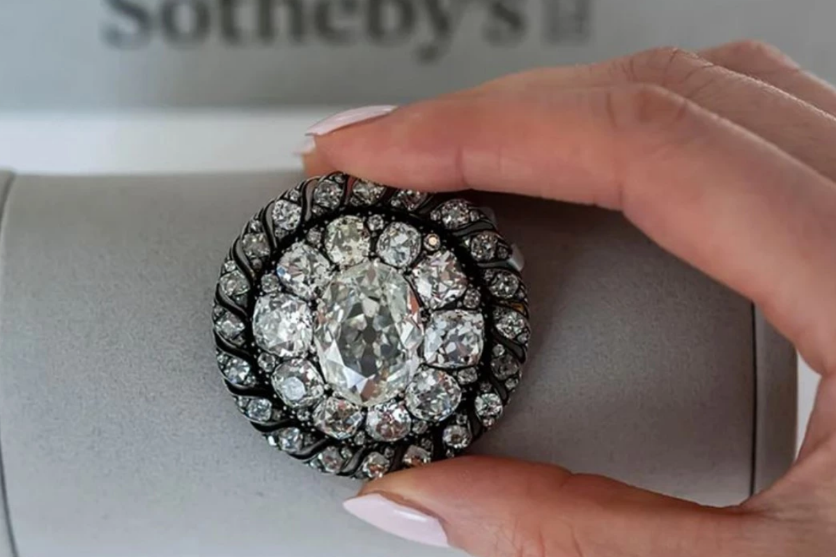 Napolyon’un kaçarken düşürdüğü elmas broş 186 milyon TL’ye satıldı