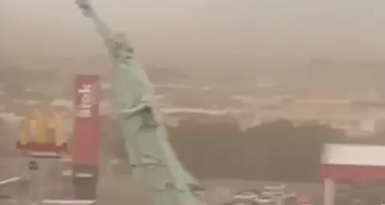 40 metrelik Özgürlük Heykeli, rüzgara dayanamadı