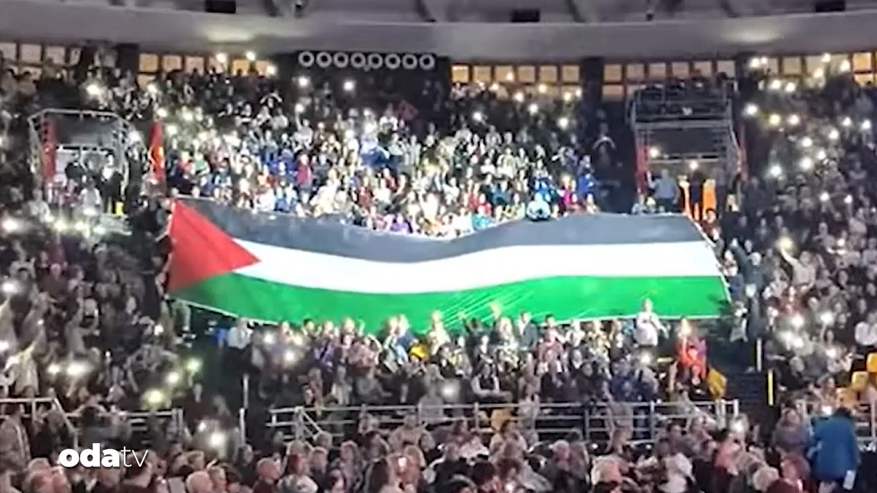 Atina’daki konserde Filistin marşı