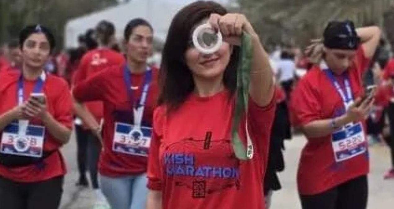 Binlerce İranlı kadın başörtülerini çıkarıp koşmaya başladı