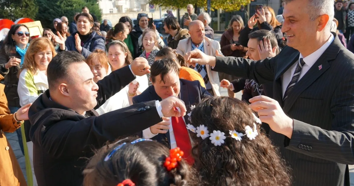 Gölcük’te engelli bireyler renk kattı
