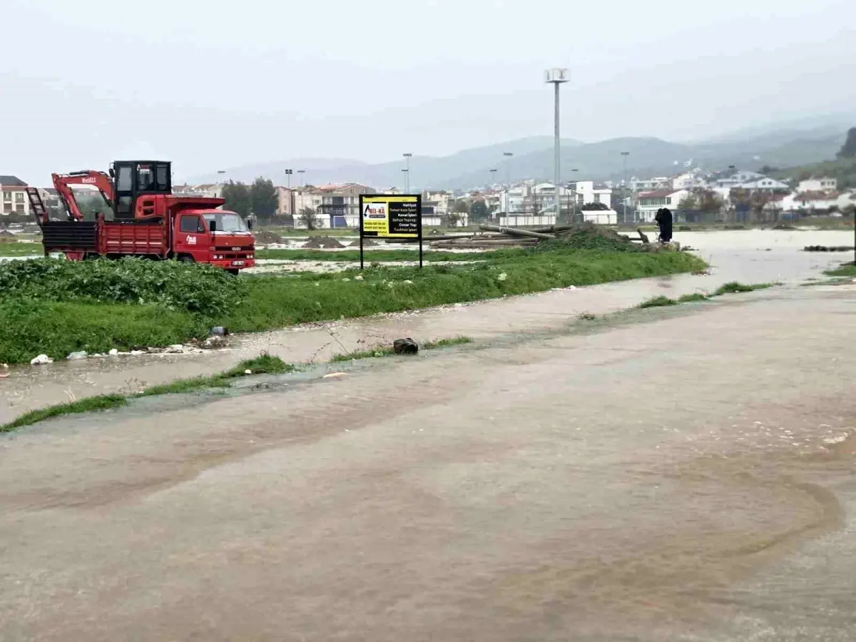 İzmir’de Sağanak Yağış Sele Dönüştü, Su Tahliye Çalışmaları Devam Ediyor