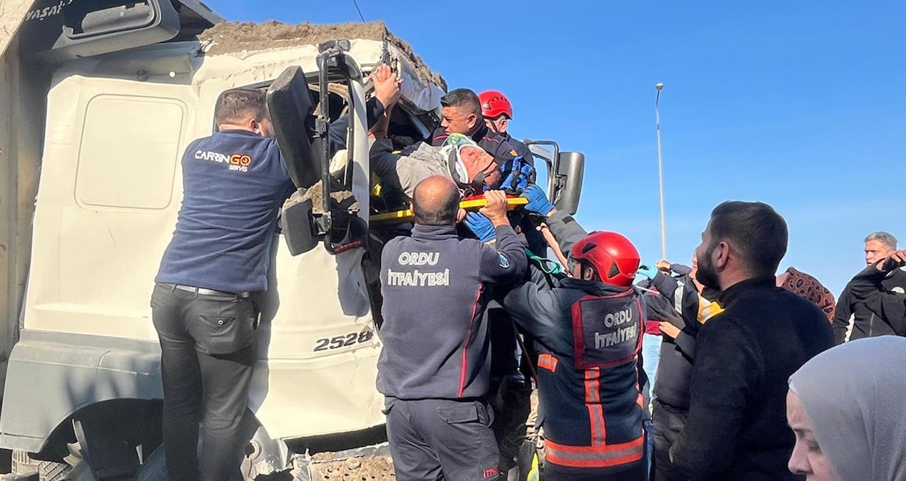 Ünye’de kamyon TIR’a çarptı: Sürücü itfaiye tarafından kurtarıldı