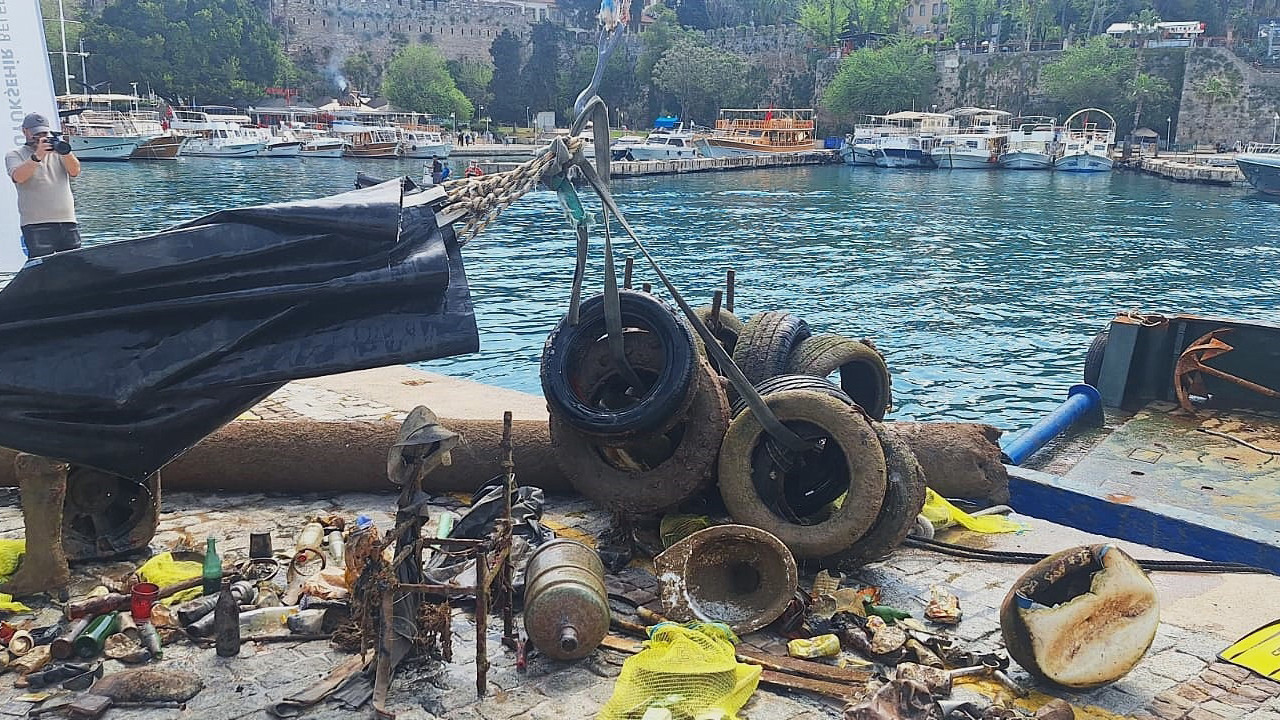 Kaleiçi Limanı’nda Çevre Temizliği: 5 Ton Deniz Atığı Toplandı