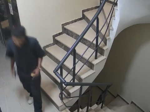 Apartmana girdi dairelerini teker teker sokup caldi tCxJ68Tm